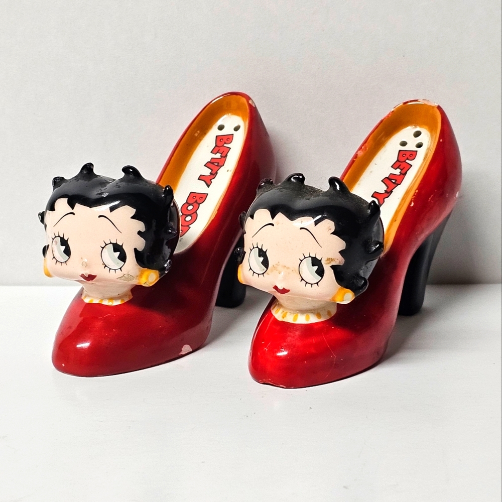Betty Boop High Heel Shoes Vandor Salt and Pepper Shaker Set